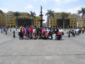 una pequena foto del grupo de pasajeros en el centro de la plaza de armas